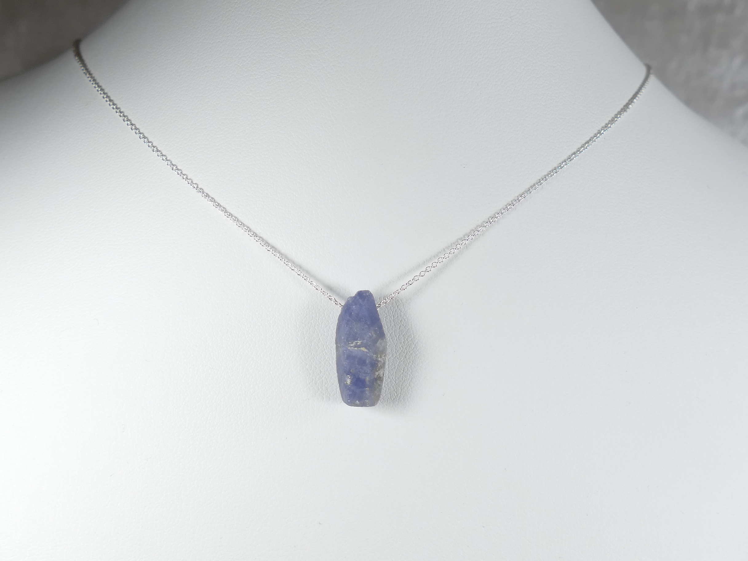 collier pendentif saphir bleu nbrut naturel sur argent