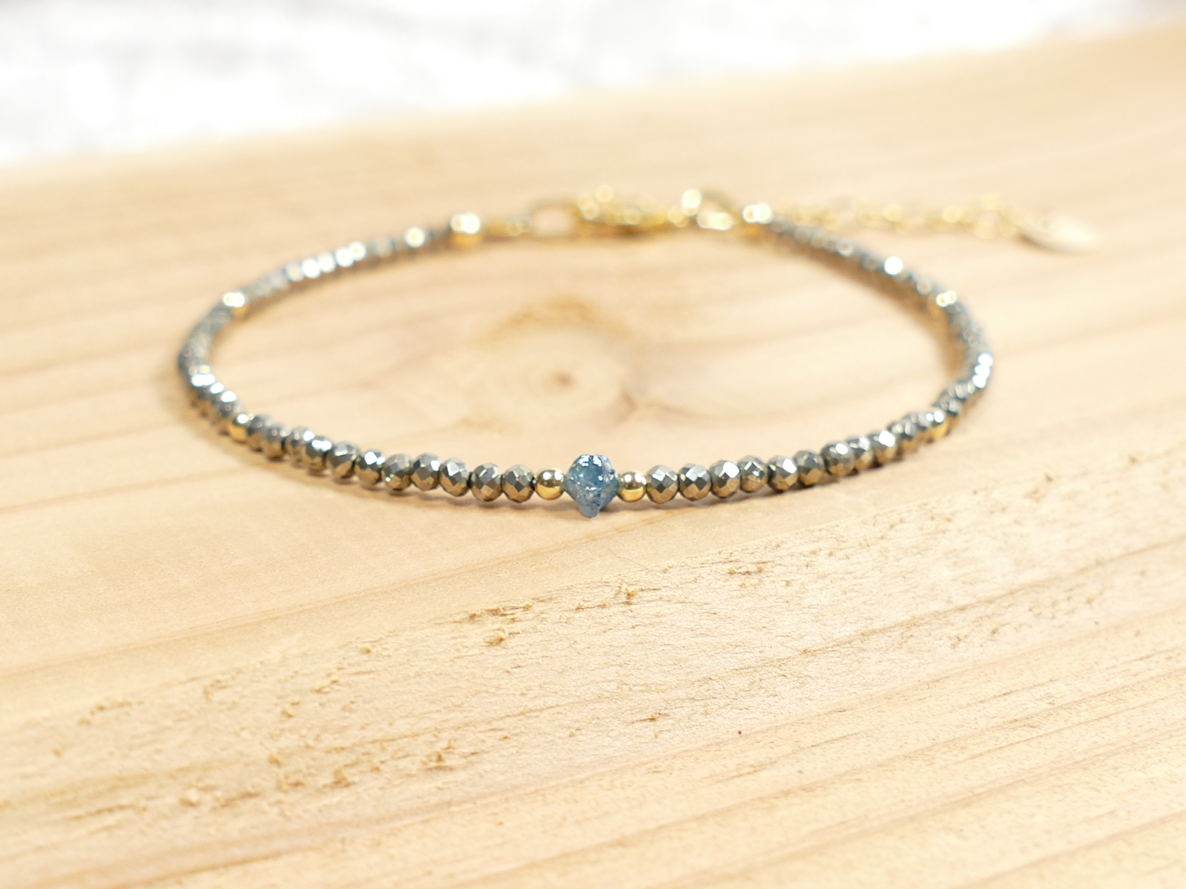 Bracelet gold filled pyrite et diamant bleu brute