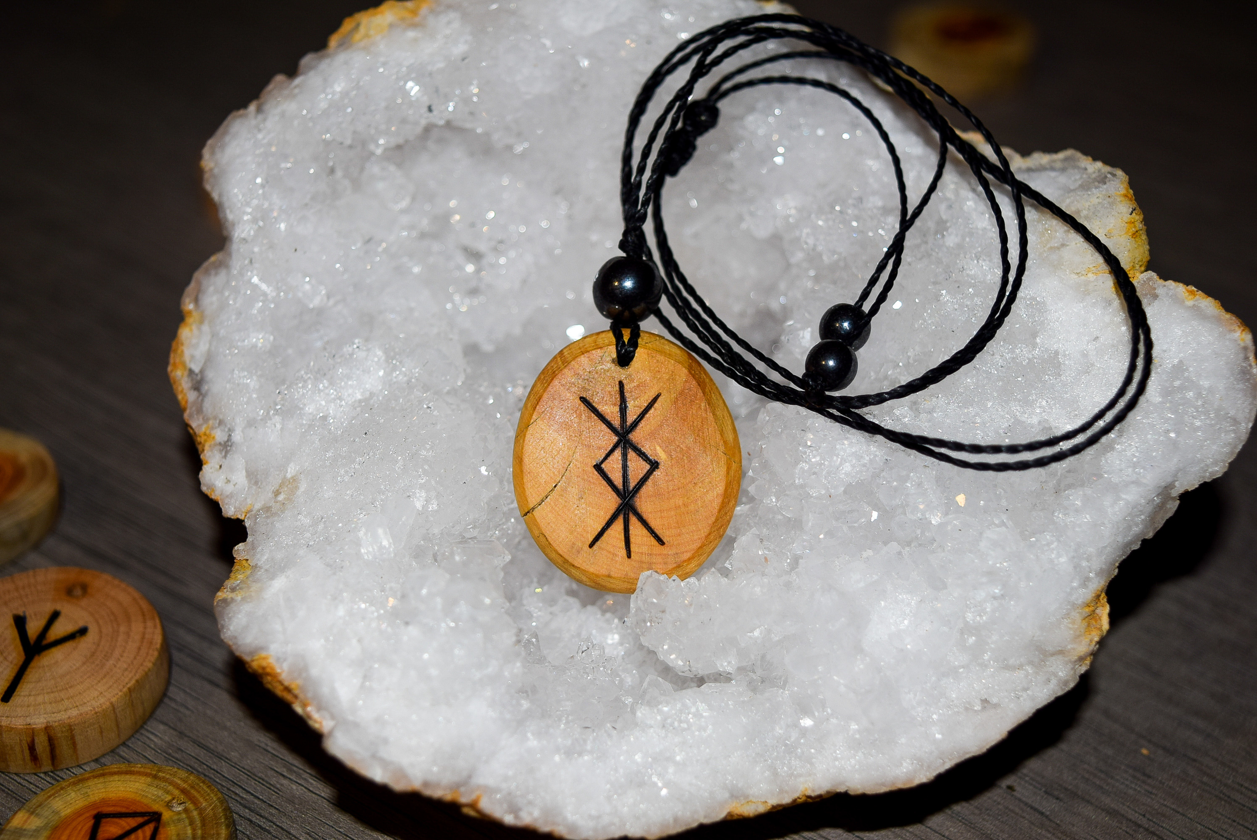 Pendentif Rune « Protection » + Hématite | Gamme Alex |