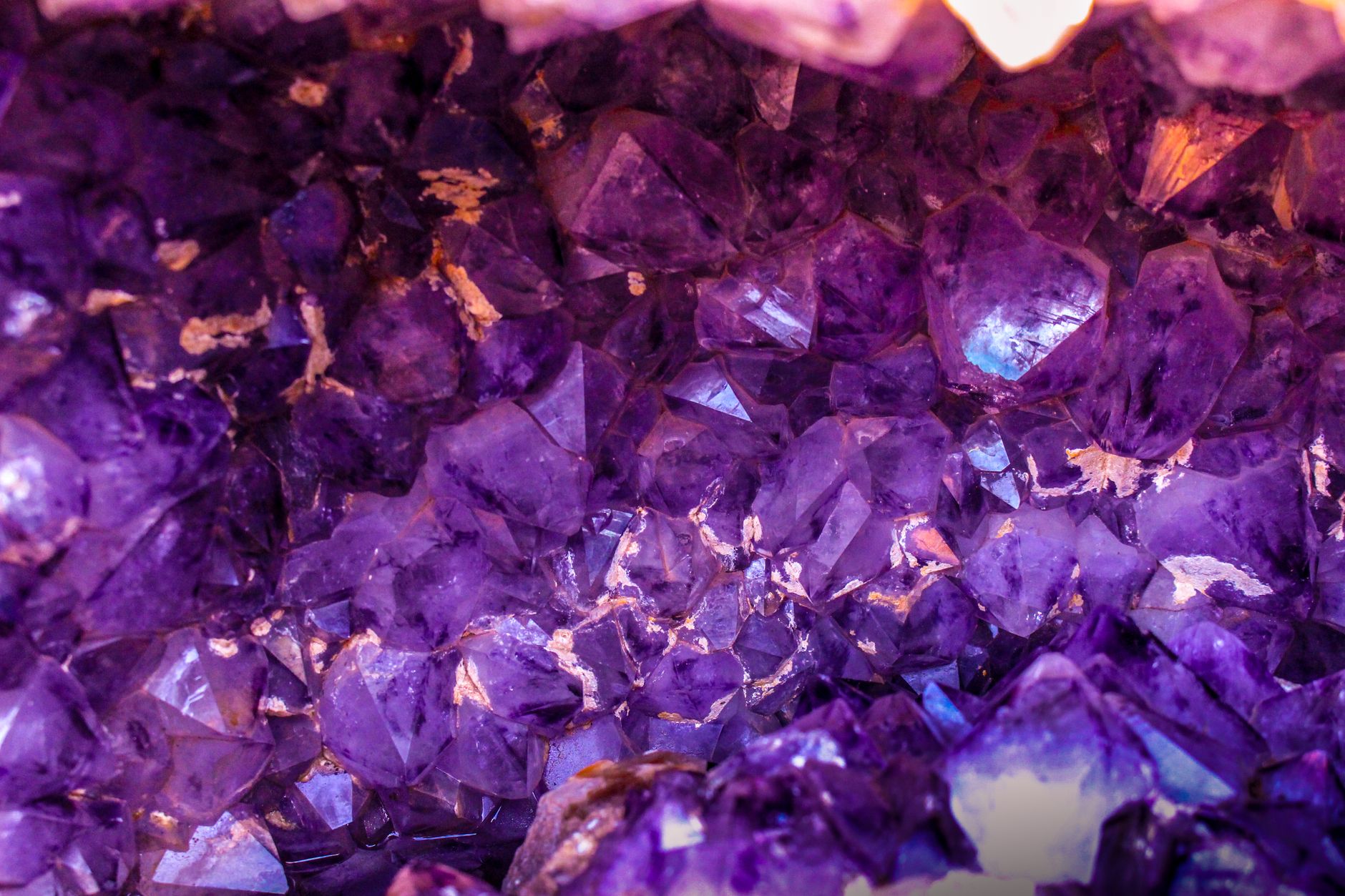 vue en gros plan d un magnifique amas de cristal d amethyste mettant en valeur ses teintes pourpres vibrantes et sa texture naturelle