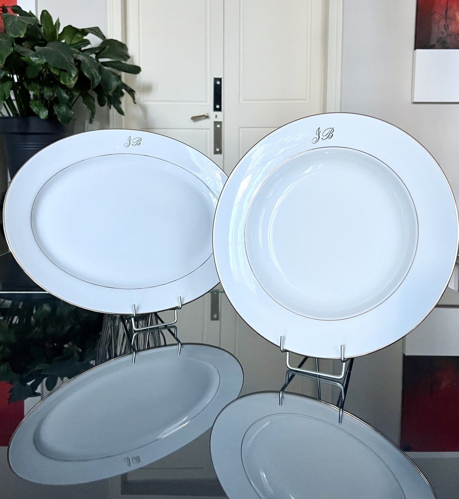 plats-de-service-en-porcelaine-de-limoges-blanc-or-monogrammes