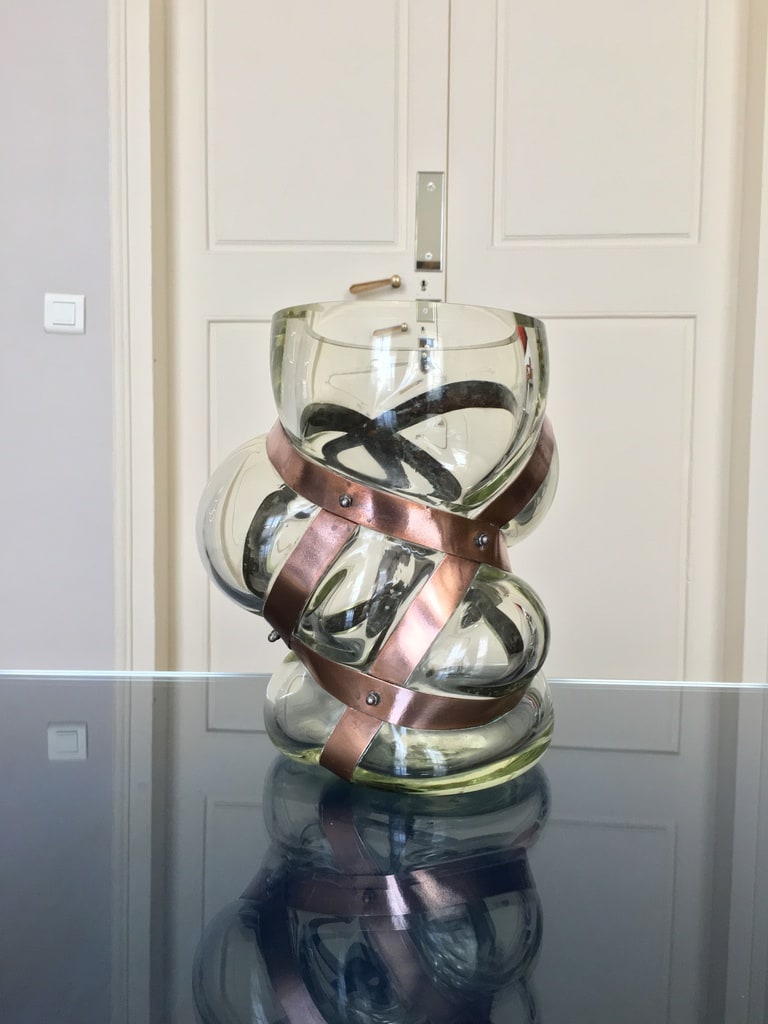 Vase contemporain en verre soufflé et cuivre V. Mitrani