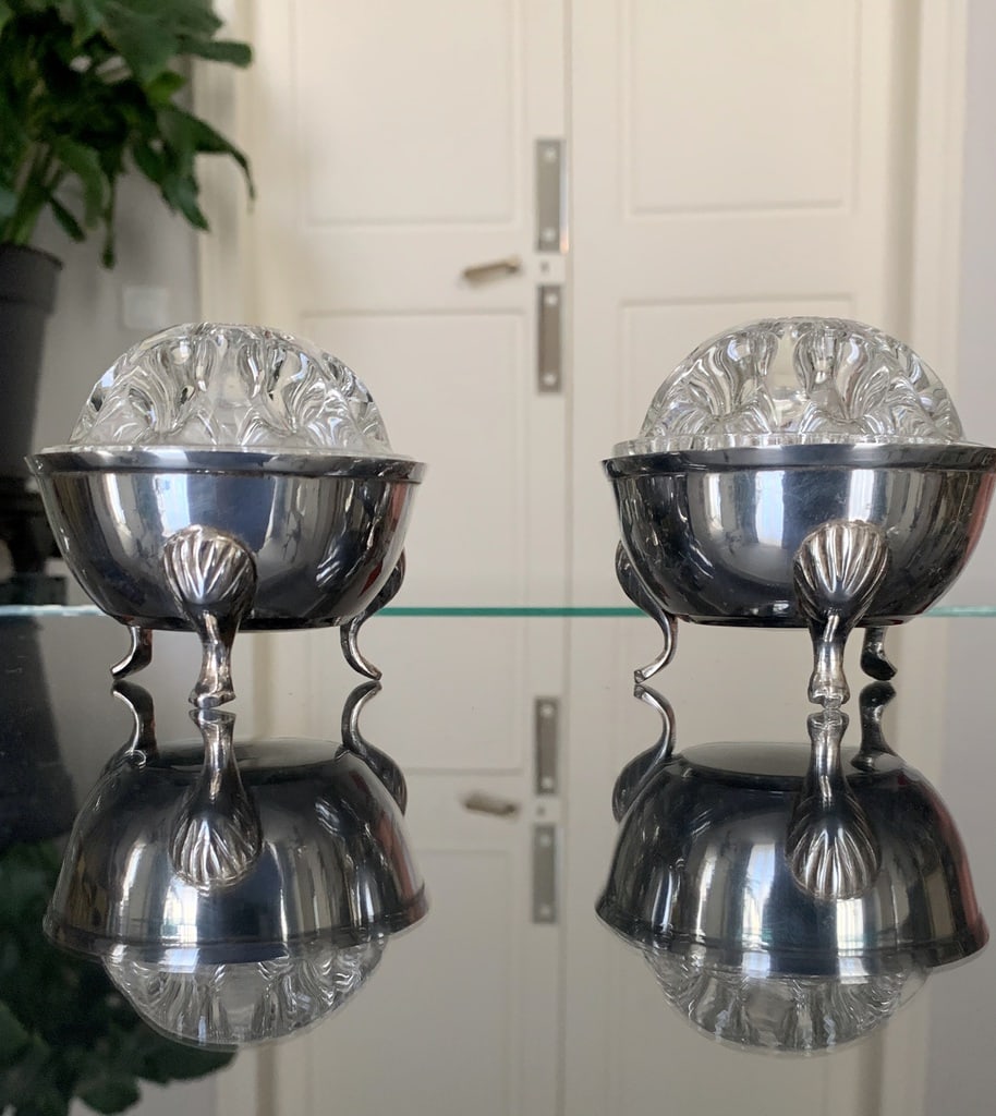 paire-de-pique-fleurs-en-verre-et-metal-argente