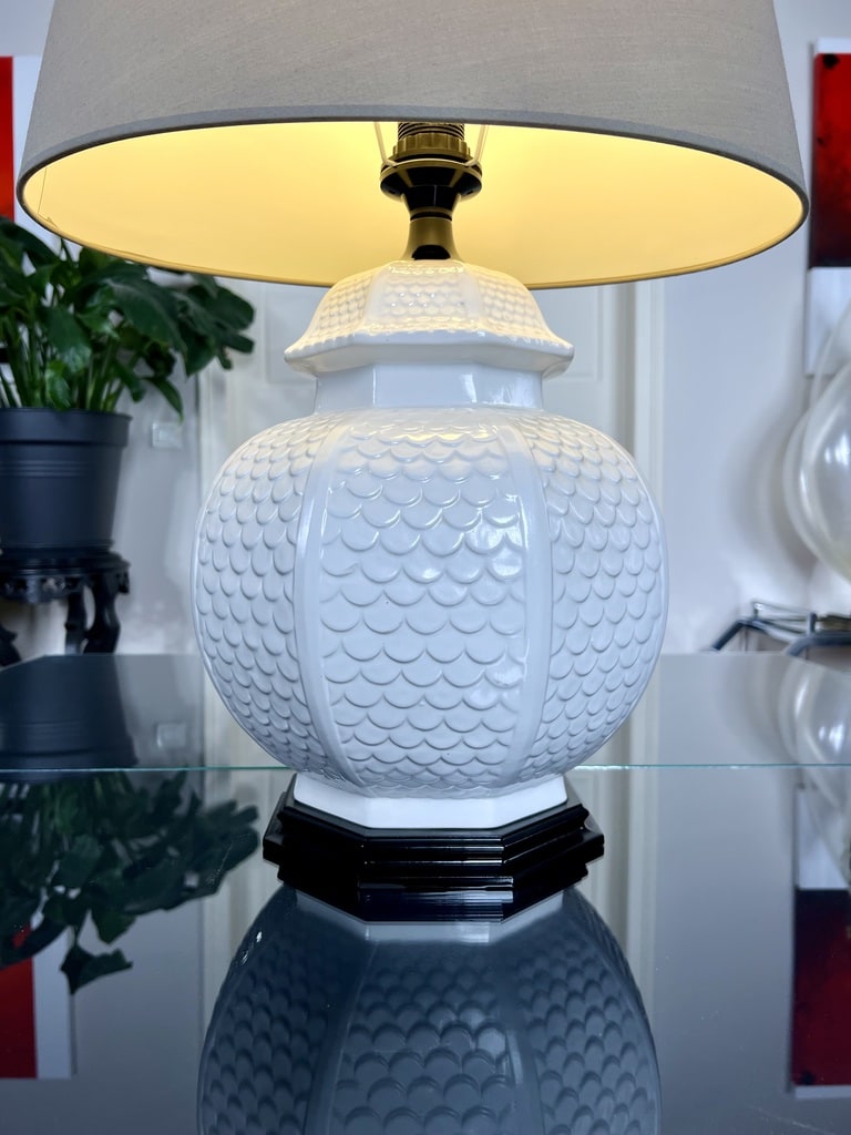 lampe-de-style-asiatique-chinois-faience-blanche-decoration-vintage