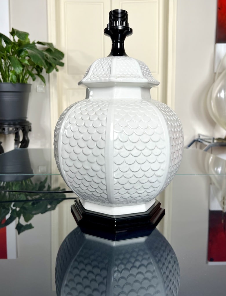 pied-de-lampe-vintage-en-faience-blanche-decoration-ambiance-asiatique-design-20-siecle