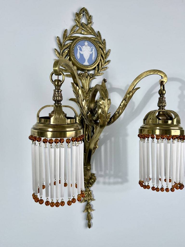 luminaire-classique-en-bronze-abat-jours-perles-deco-classique-luminaires-anciens-antiquaire