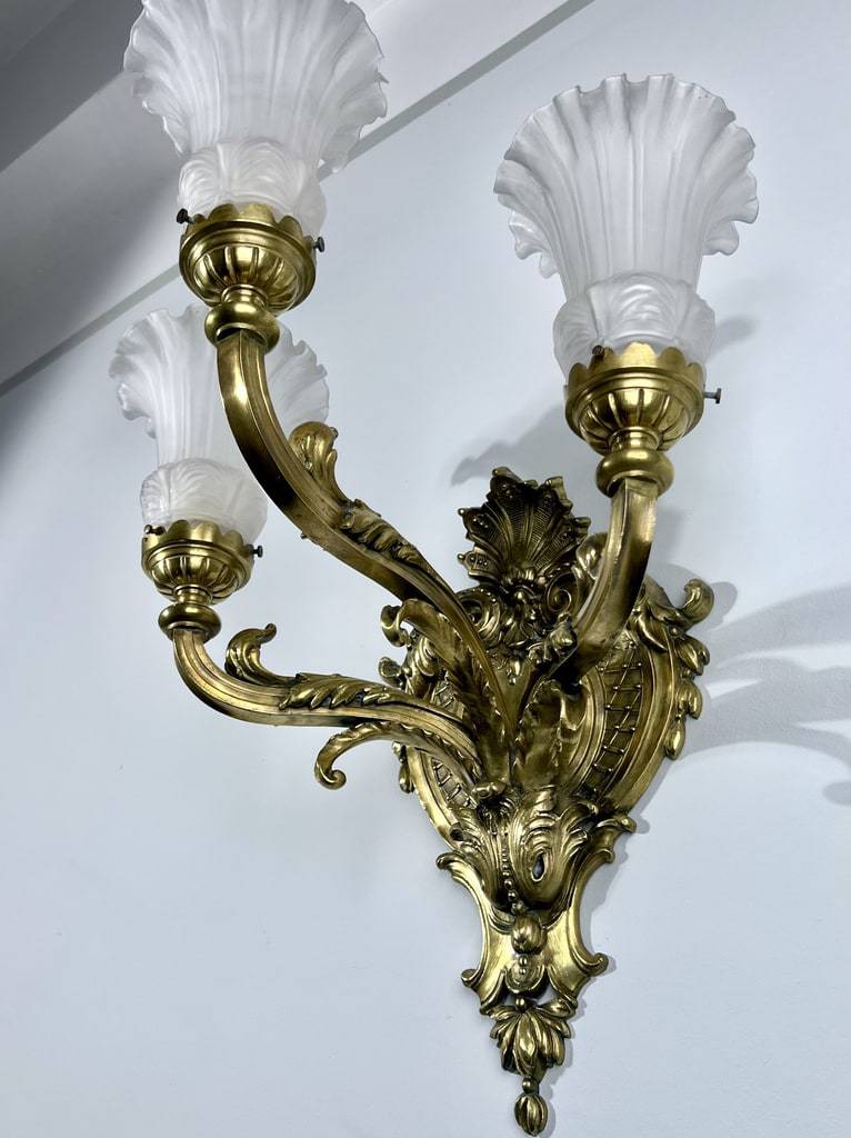 luminaires-anciens-applique-murale-en-bronze-avec-tulipes-en-verre-depoli-antiquaire-brocante-en-ligne