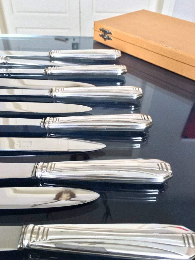 Série de couteaux de table en métal argenté d\'époque Art Déco