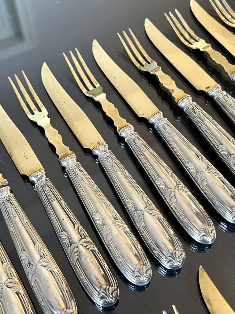 fourchettes-couteaux-anciens-metal-blanc-metal-dore-antiquiare