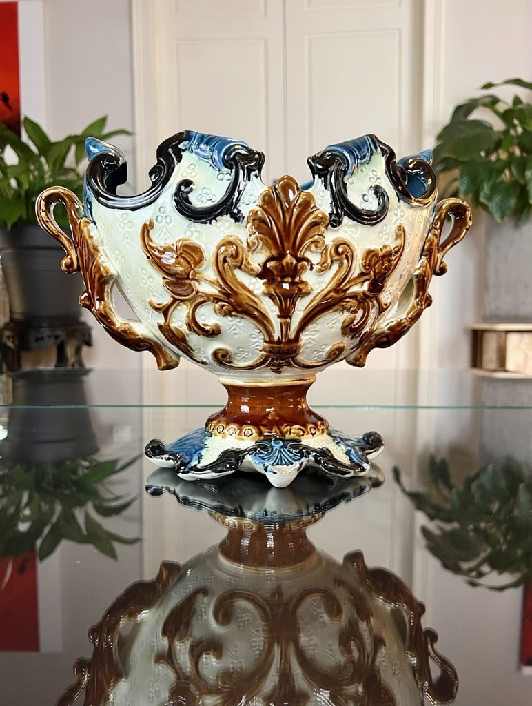 cache-pot-ceramique-vernissee-fleur-de-lys-dragon-antiquaire