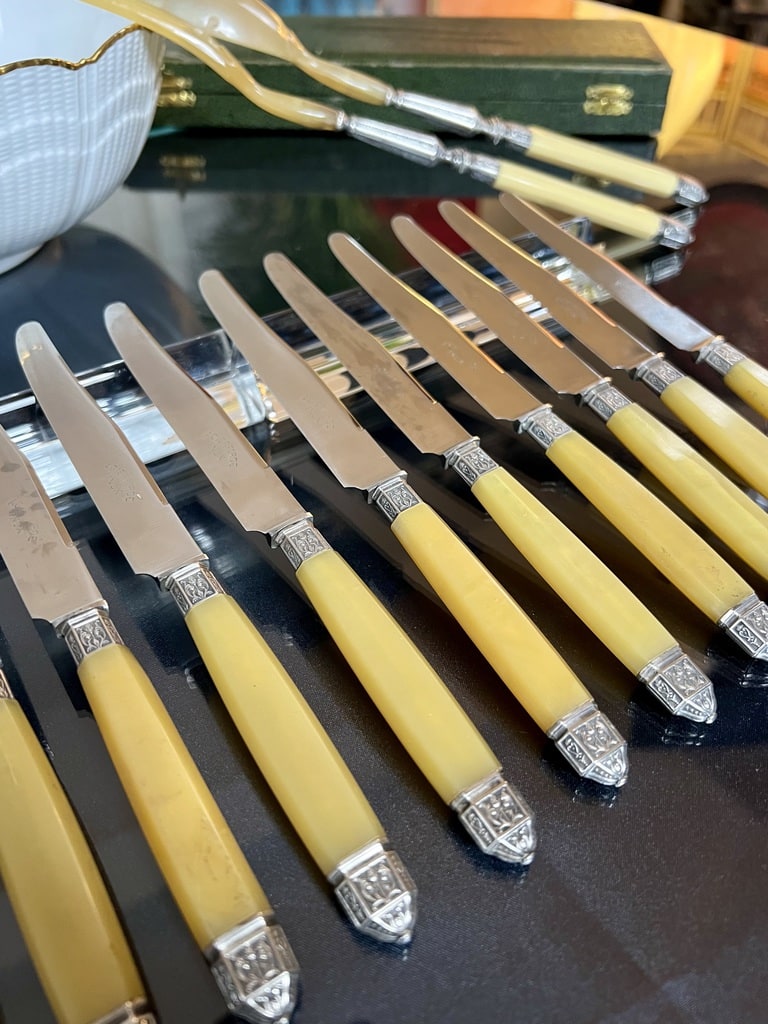 couteaux-entremets-art-deco-metal-argente-et-corne-bovine-epoque-art-deco-brocante-en-ligne