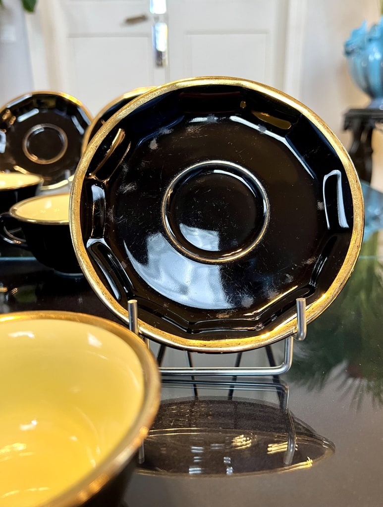 tasse-a-the-bistrot-vaisselle-vintage-ceramique-noir-dore-jaune-brocante-en-ligne