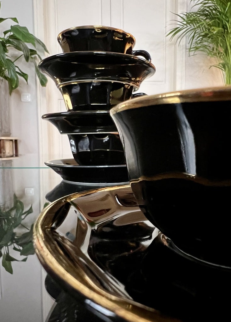 tasses-the-anciennes-porcelaine-noire-jaune-or-fin-vaisselle-ancienne