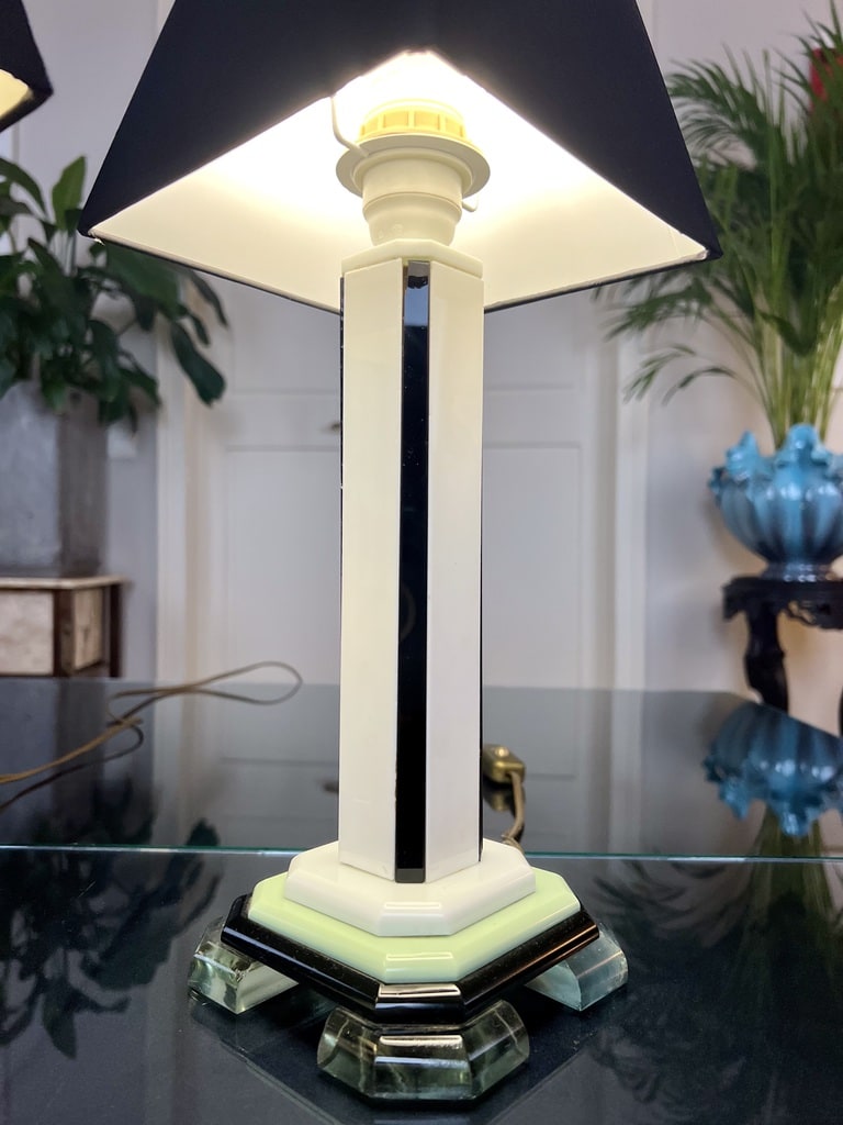 lampe-a-poser-art-deco-moderniste-opaline-noire-blanche-et-verte-luminaire-vintage-antiquites-brocante-en-ligne