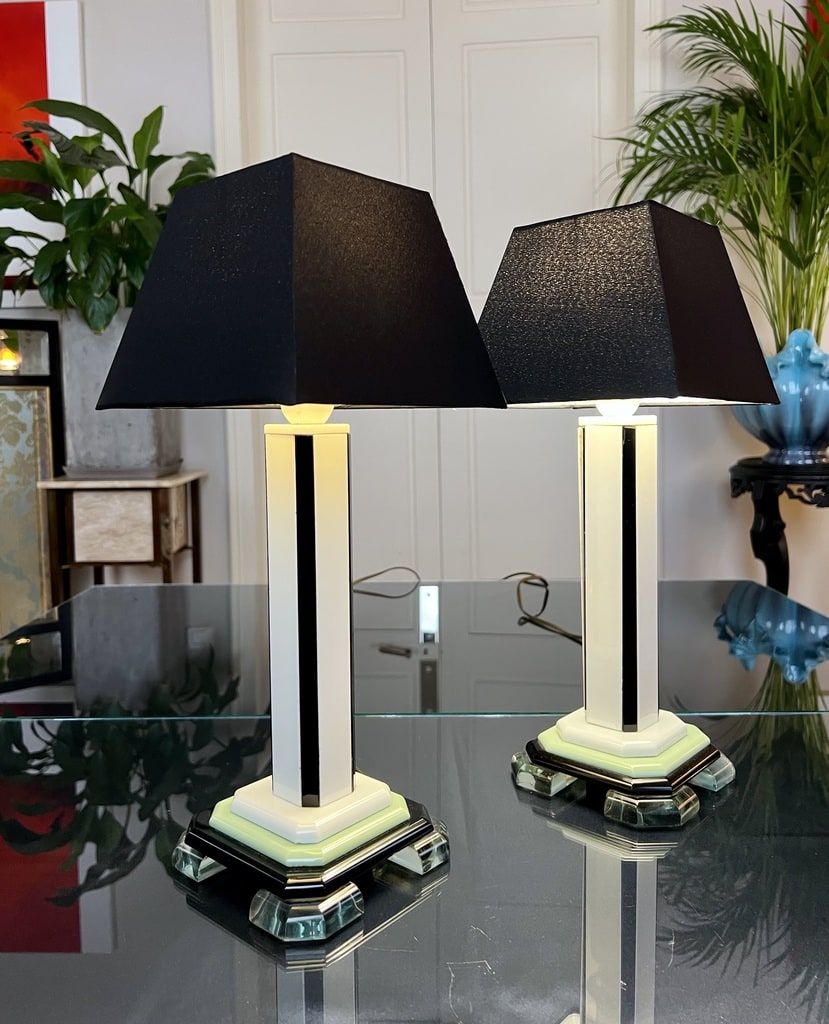 paire-de-lampes-art-deco-design-moderne-opaline-blanc-noir-vert-luminaire-ancien-antiquites-brocante-en-ligne