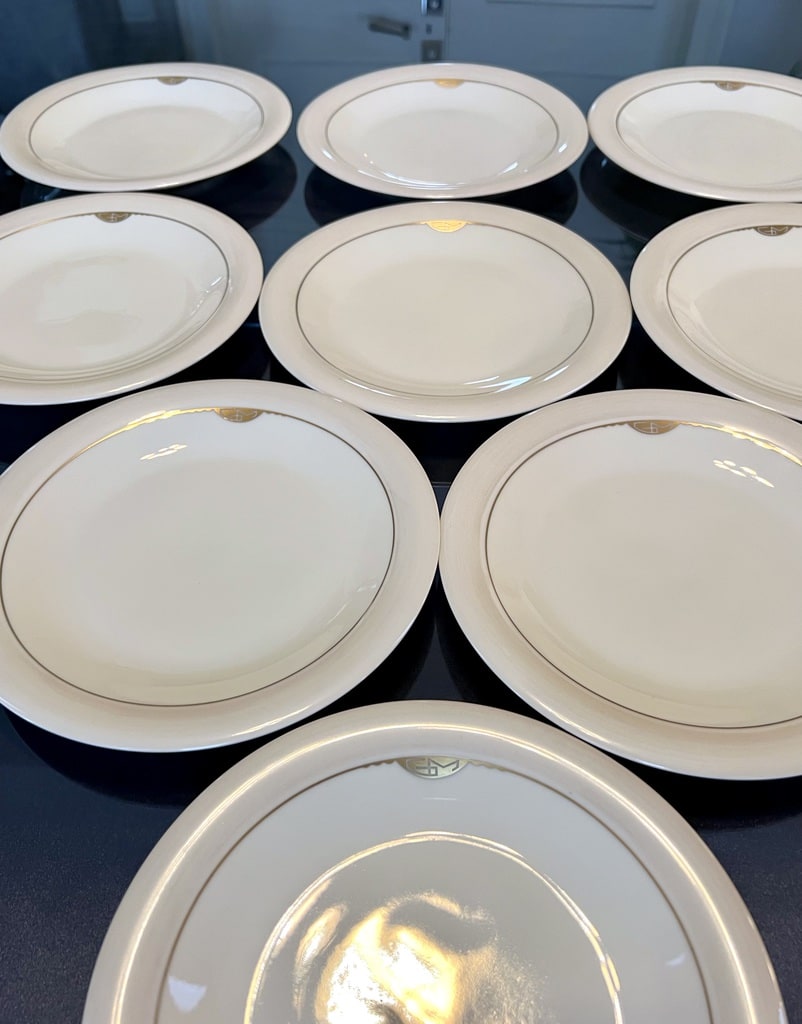 assiettes-dessert-monogrammes-or-porcelaine-service-de-table-art-deco