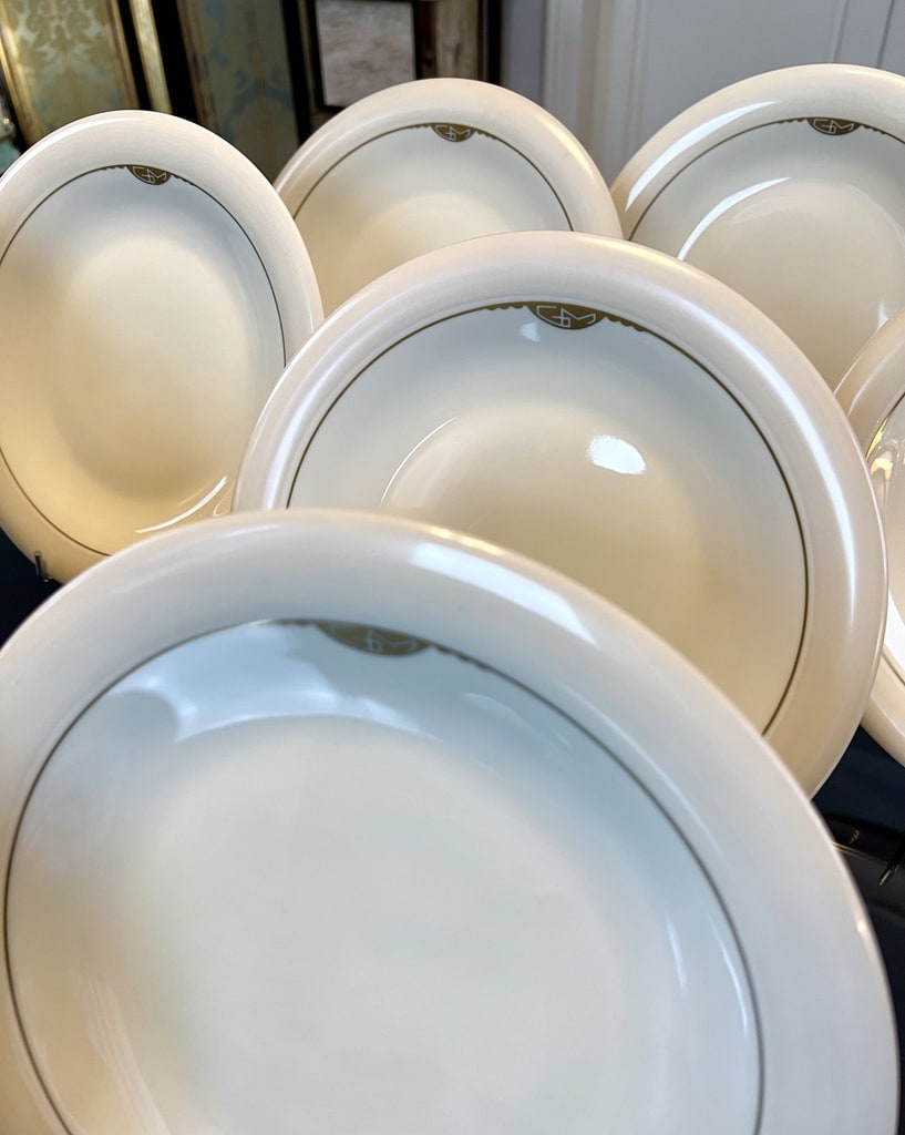 assiettes-porcelaine-monogrammes-or-fin-vaisselle-art-deco-moderniste