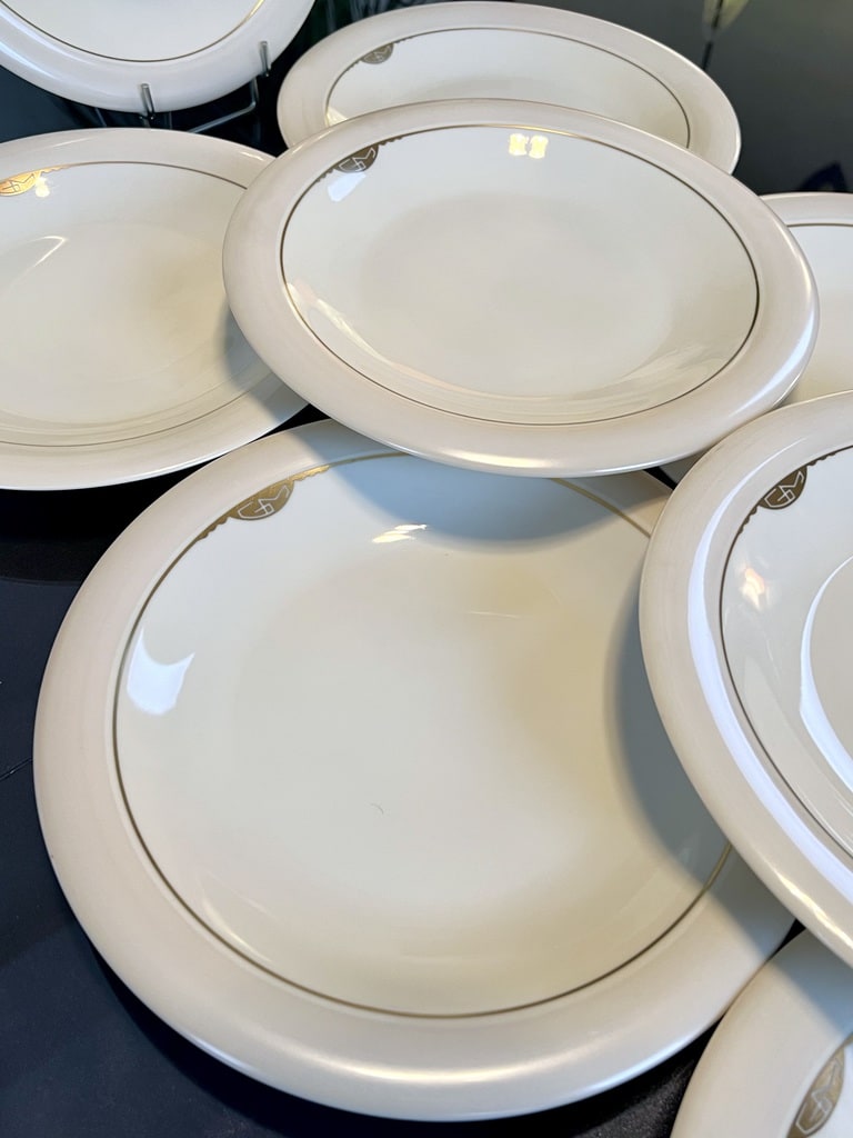 assiettes-plates-porcelaine-monogrammes-or-fin-decor-rouard-paris-vaisselle-moderne-20eme-siecle-antiquites-brocante
