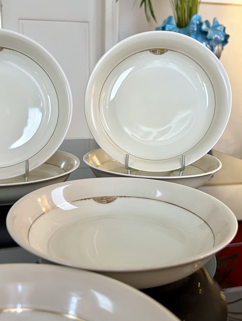 assiettes-potage-porcelaine-monogrammes-service-de-table-art-deco-1930-style-decor-rouard-paris-antiquites-brocante