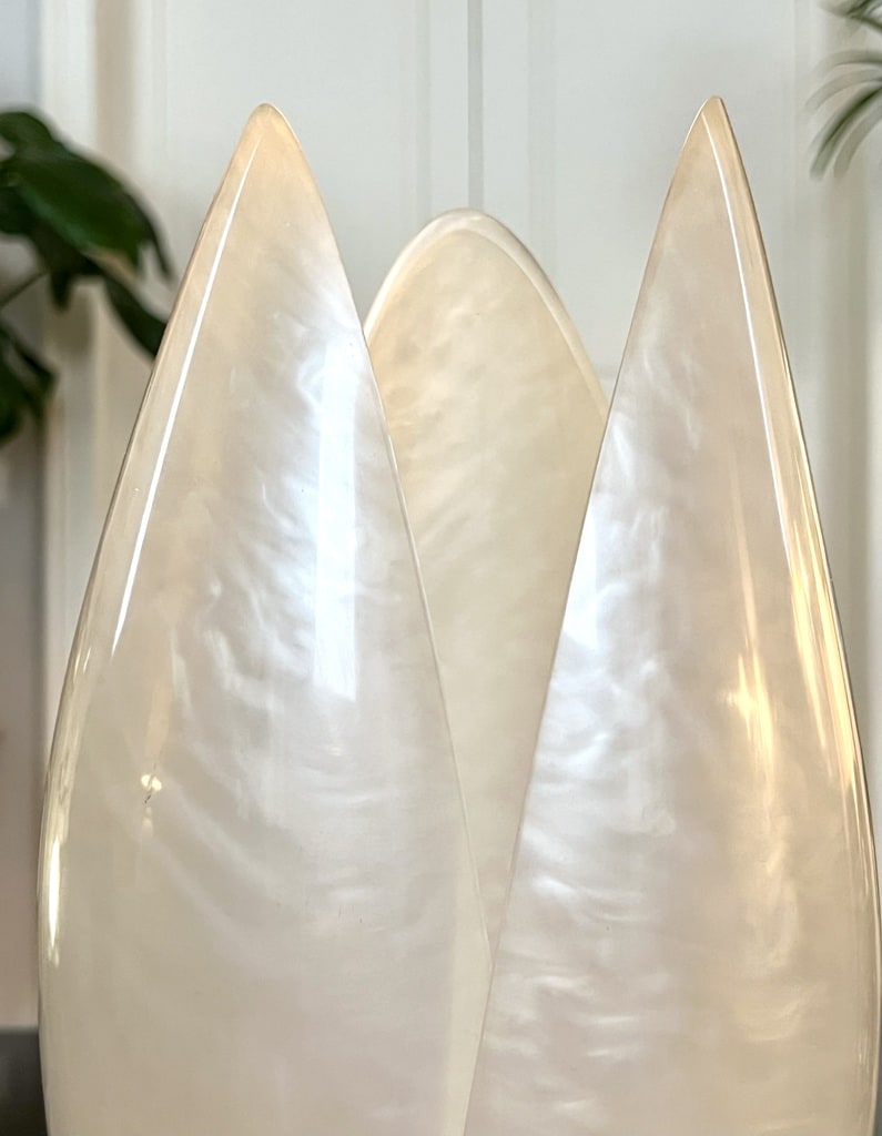 verre-acrylique-nacre-tulipe-petale-lampe-vintage-20e-siecle-design-moderne-antiquites