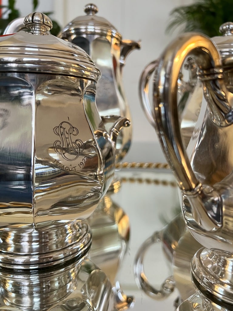 service-cafe-metal-argente-art-deco-monogrammes-sucrier-theiere-cremier-antiquaire-en-ligne