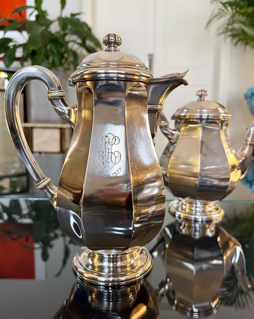 verseuse-a-cafe-metal-argente-monogrammes-art-deco-saglier-freres-antiquites-brocante