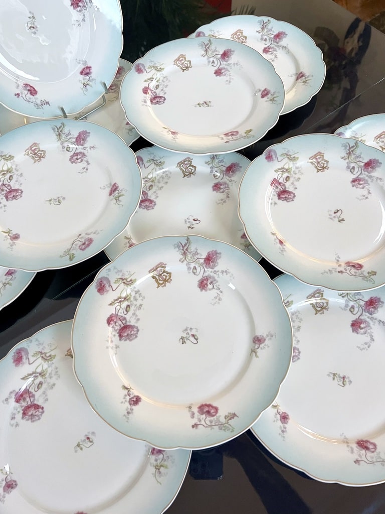 arts-de-la-table-vaisselle-ancienne-service-de-table-assiettes-porcelaine-monogrammes-antiquaire-brocante