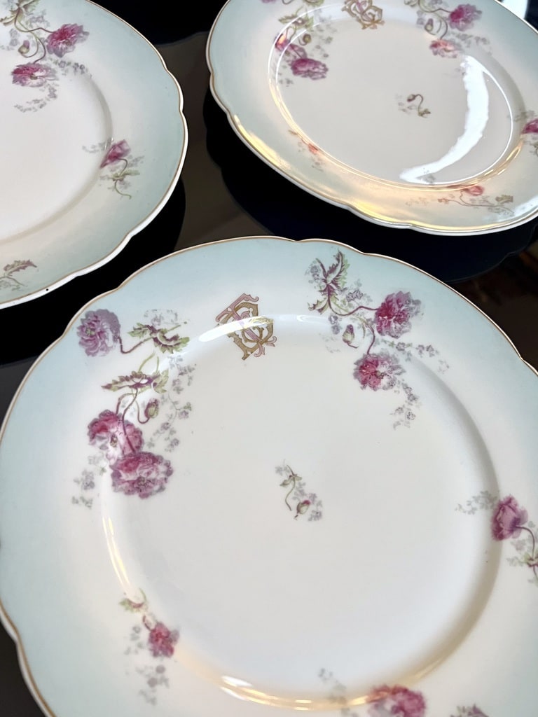 assiettes-porcelaine-ancienne-service-de-table-monogrammes-antiquaire-brocante-en-ligne