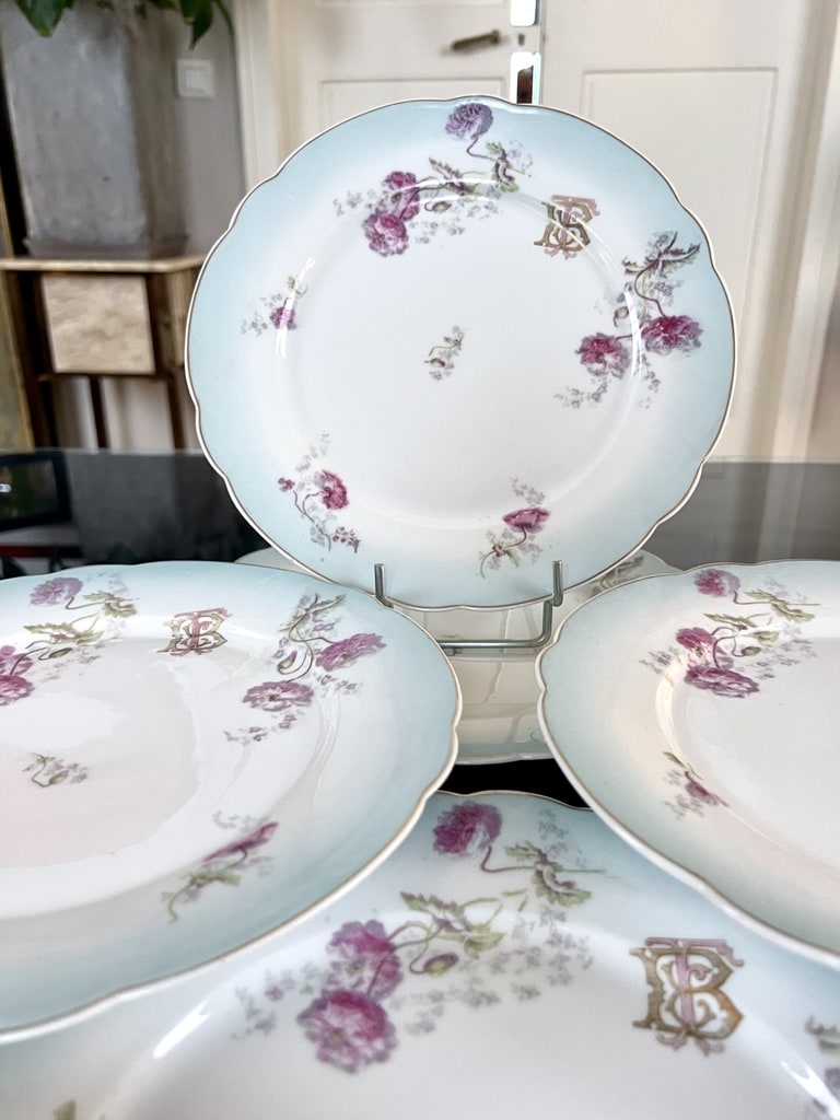 assiettes-porcelaine-monogrammes-service-de-table-19e-siecle-antiquaire-en-ligne