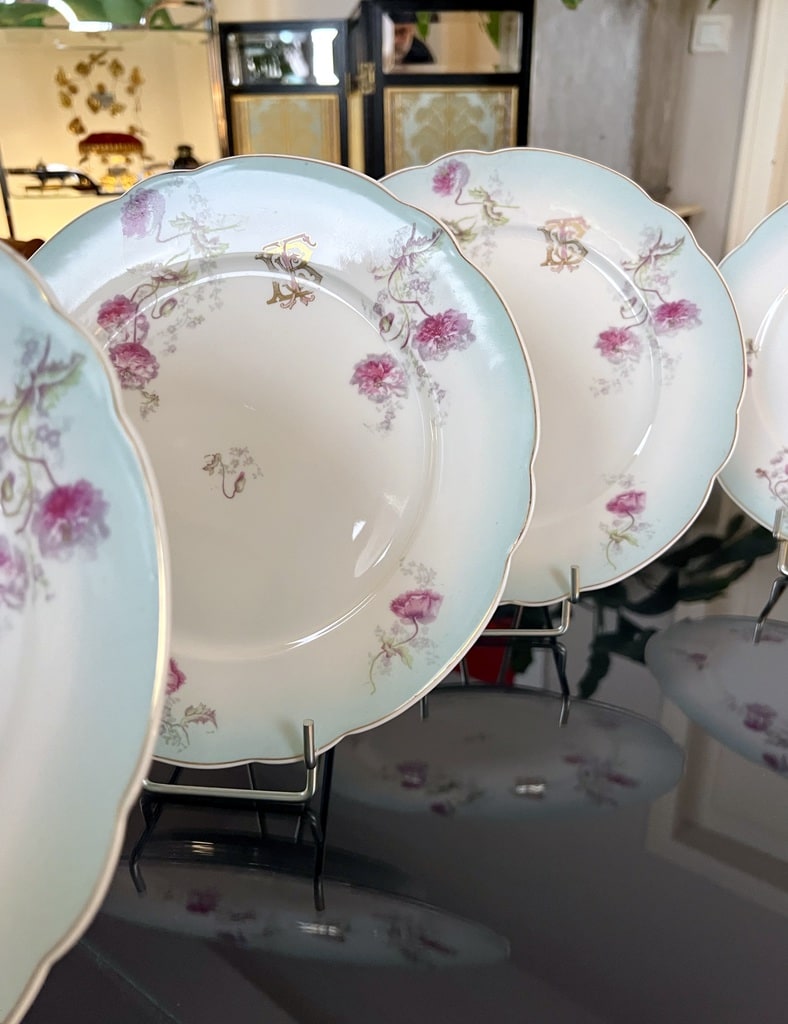 assiettes-plates-porcelaine-ancienne-monogrammes-rose-bleu-or-antiquaire-boutique-en-ligne