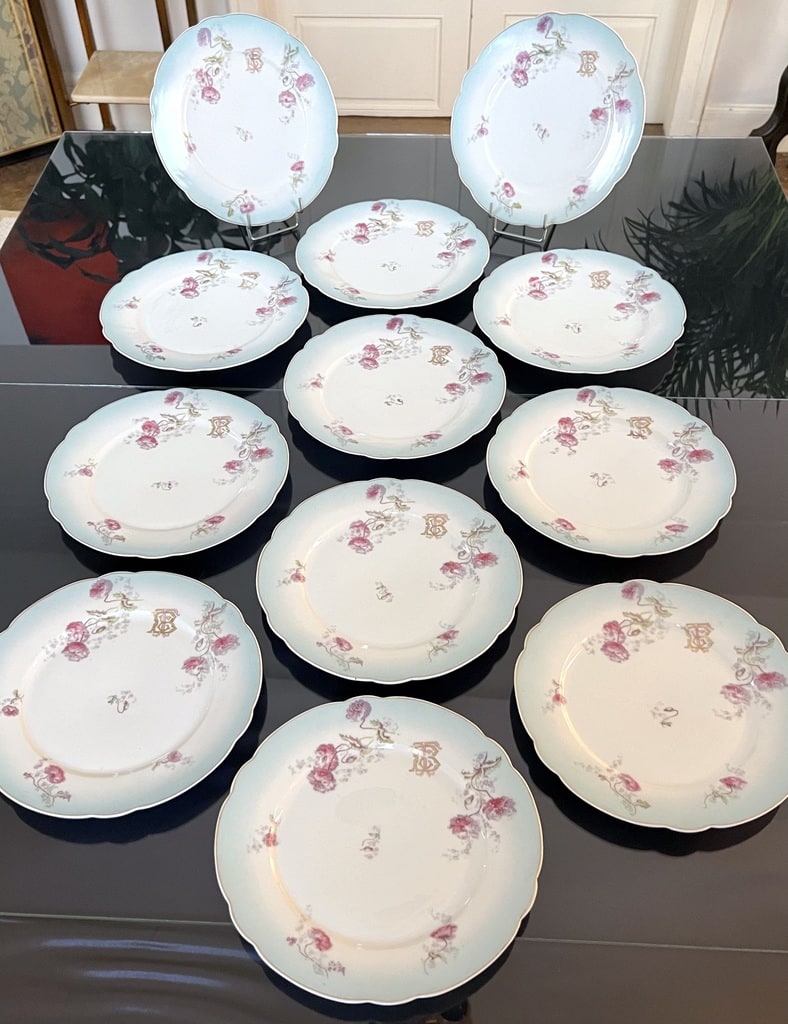 assiettes-plates-porcelaine-ancienne-service-de-table-antiquaire-brocante