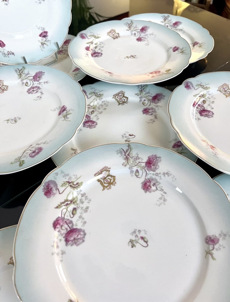 service-de-table-ancien-porcelaine-monogrammes-assiettes-plates-antiquaire-brocante-en-ligne