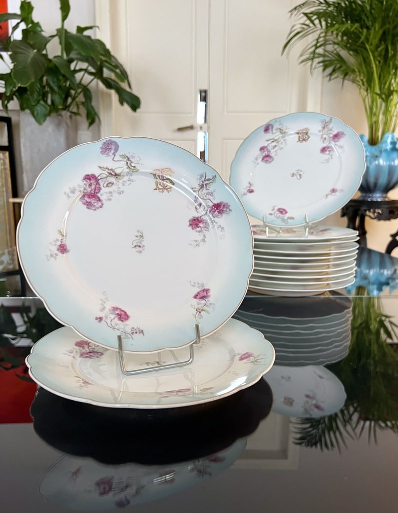 assiettes-plates-porcelaine-blanc-bleu-rose-monogrammes-19e-siecle-antiquites-brocante-en-ligne