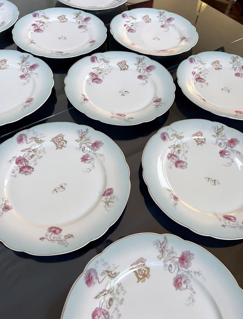 service-assiettes-plates-porcelaine-monogrammes-or-fin-19e-siecle-vaisselle-art-de-la-table-brocante-antiquaire