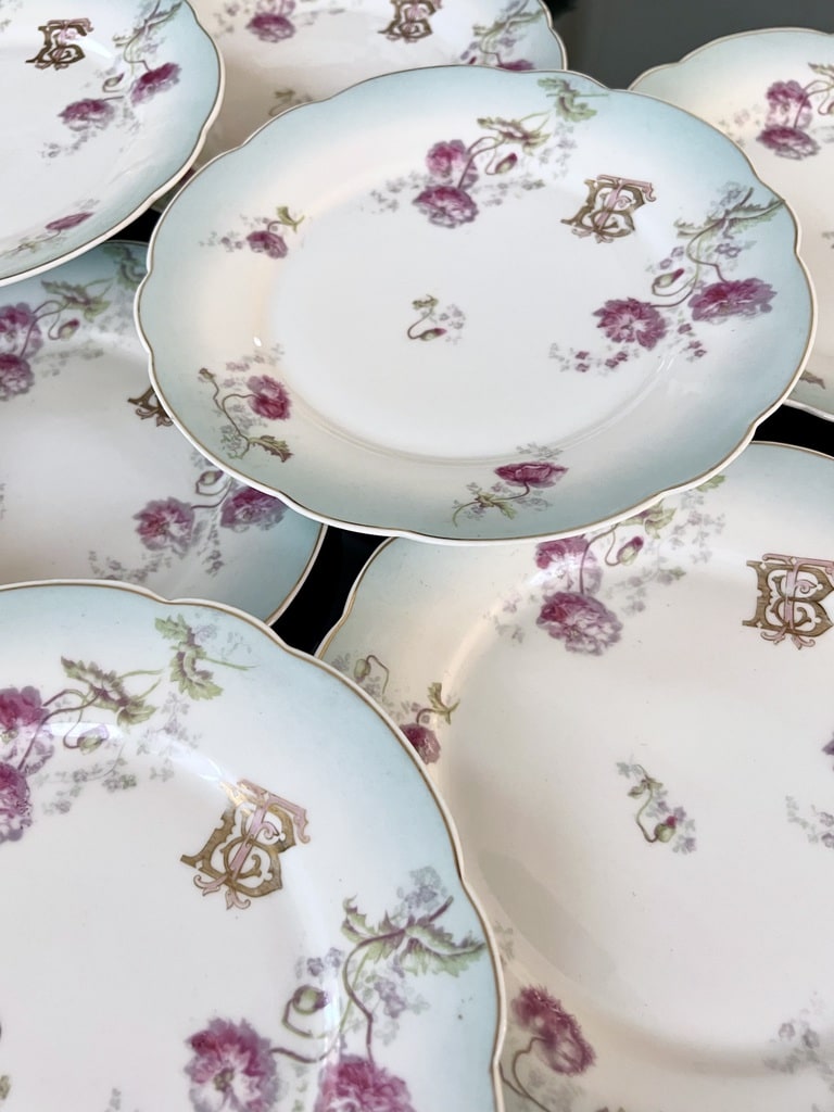 assiettes-dessert-porcelaine-vaisselle-monogrammes-or-fin-rose-bleu-blanc-antiquites-brocante