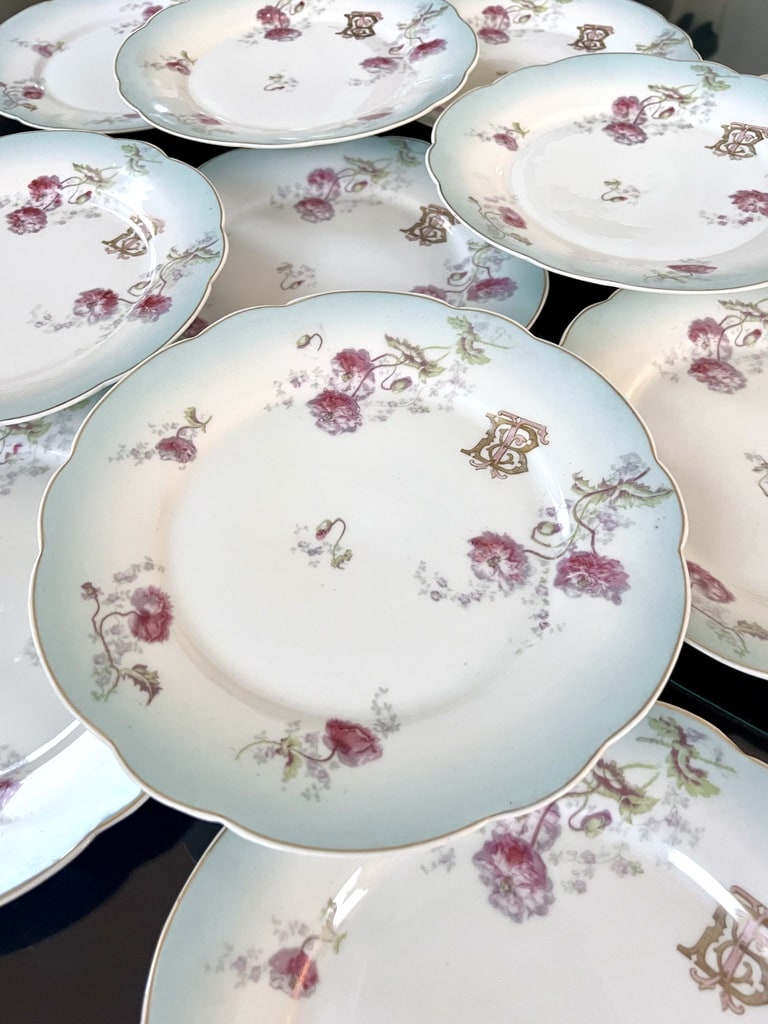 arts-de-la-table-anciens-vaisselle-porcelaine-serivce-de-table-dessert-assiettes-monogrammes-antiquites-brocante