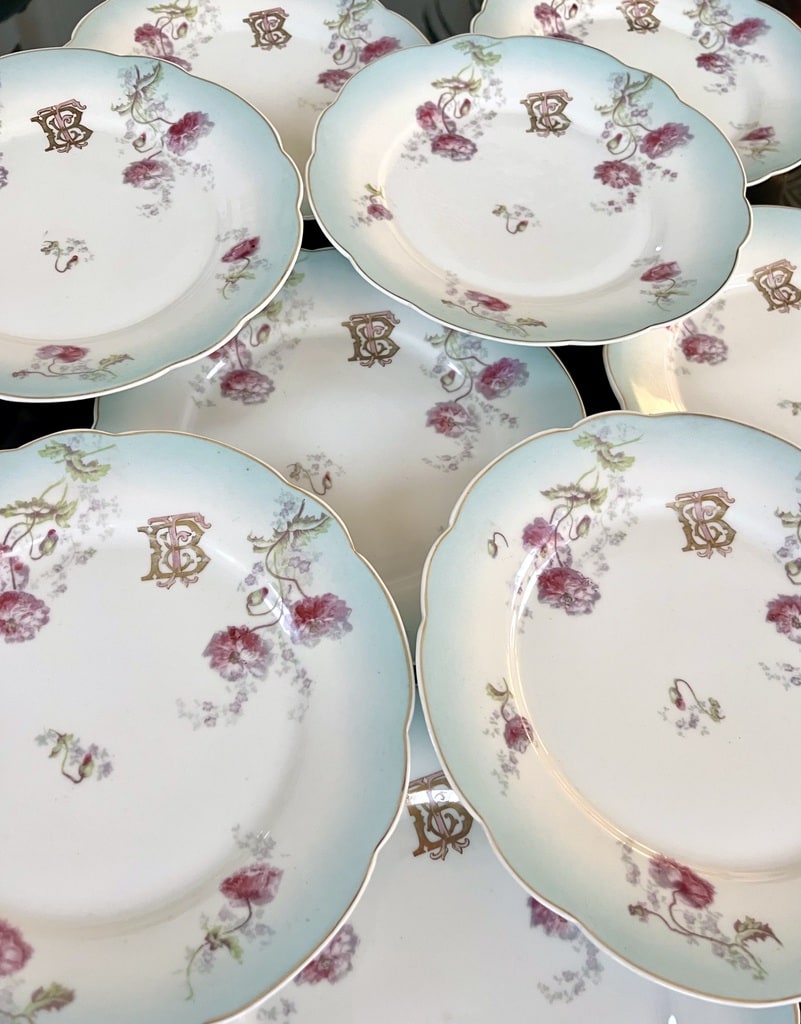 service-assiettes-dessert-en-porcelaine-monogrammes-decor-fleurs-vaisselle-ancienne-19e-siecle-antiquaire-brocante