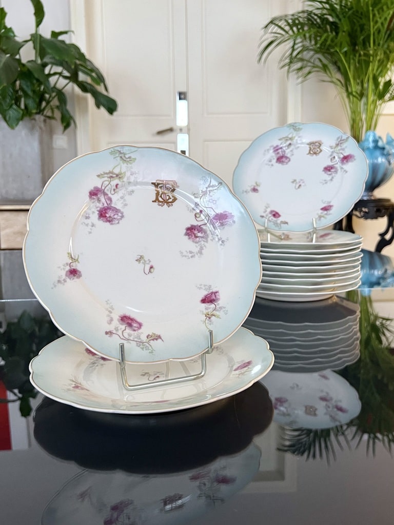 service-assiettes-dessert-porcelaine-vaisselle-19e-siecle-monogrammes-antiquites-brocante-en-ligne