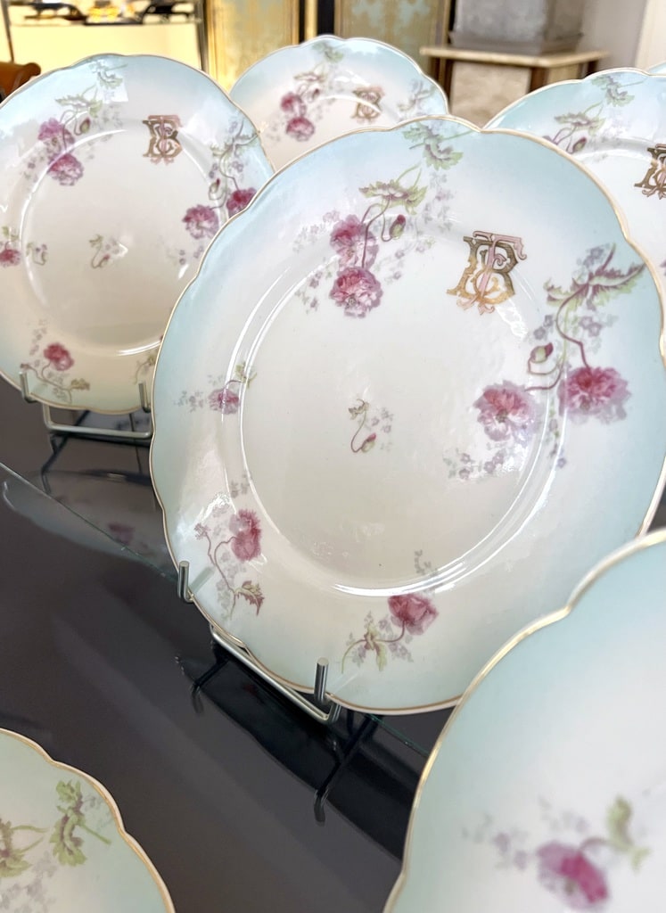 service-assiettes-dessert-porcelaine-bleu-blanc-rose-fleurs-monogrammes-or-fin-antiquites-brocante
