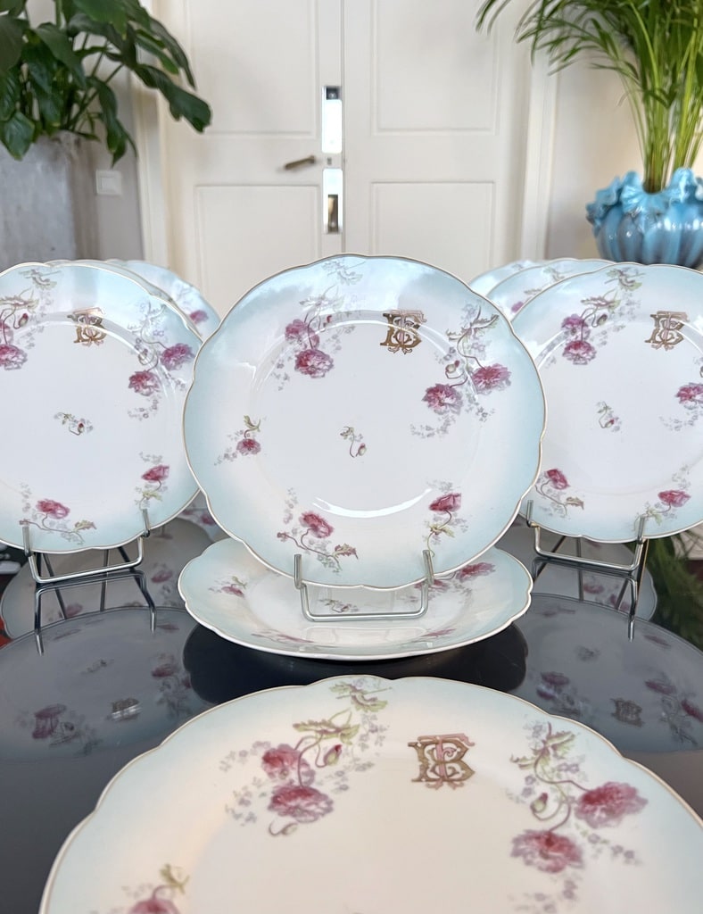service-assiettes-porcelaine-ancienne-monogrammes-or-fin-antiquites-brocante