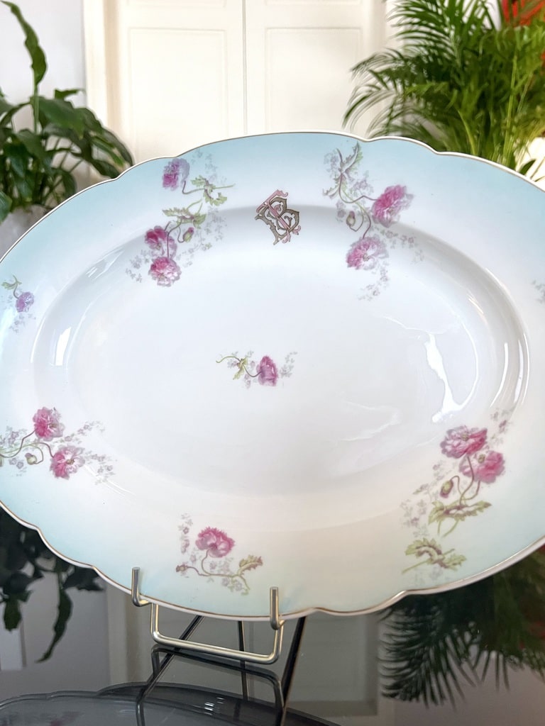 plat-de-service-ancien-porcelaine-monogrammes-or-fin-19e-siecle-brocante-en-ligne
