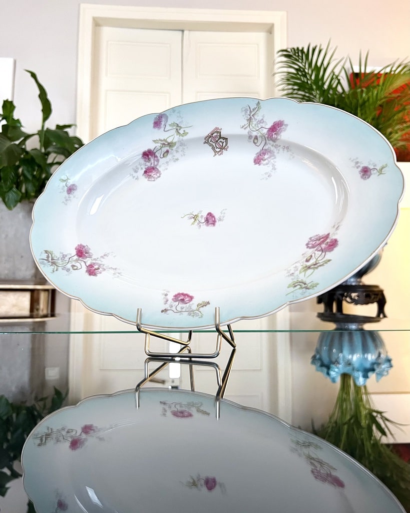 plat-de-service-ancien-porcelaine-19e-siecle-monogrammes-decor-floral-antiquites-brocante
