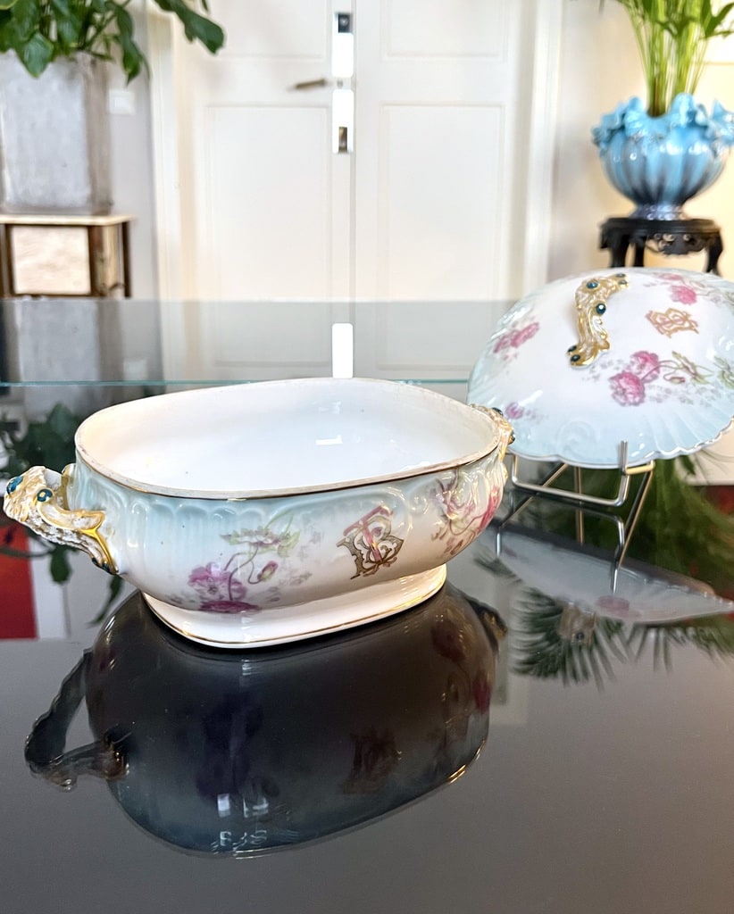 legumier-plat-de-service-soupiere-porcelaine-monogrammes-19e-siecle-antiquaire-en-ligne
