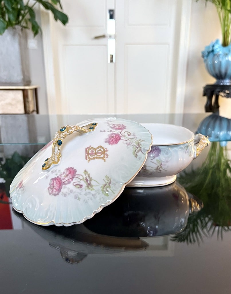 legumier-soupiere-porcelaine-decor-floral-monogrammes-or-fin-antiquites-brocante