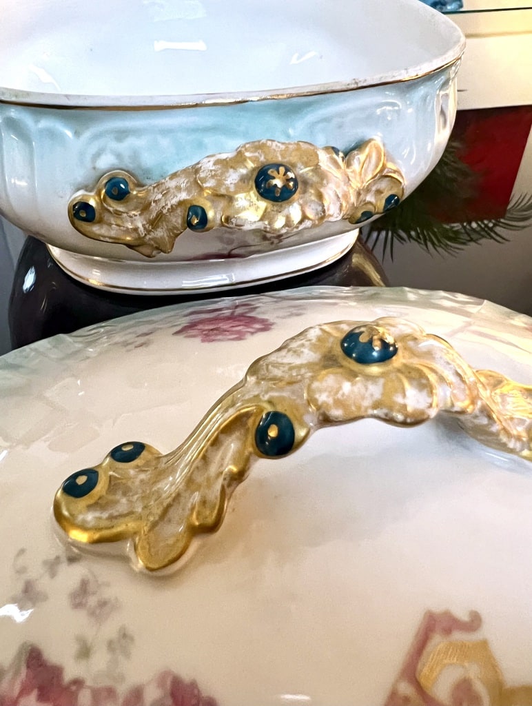 plat-de-service-porcelaine-vaisselle-ancienne-monogrammes-19e-siecle-antiquites-brocante