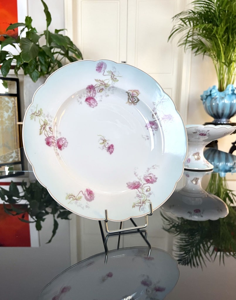plat-de-service-rond-porcelaine-ancienne-monogrammes-or-fin-19e-siecle-antiquaire-brocante-en-ligne