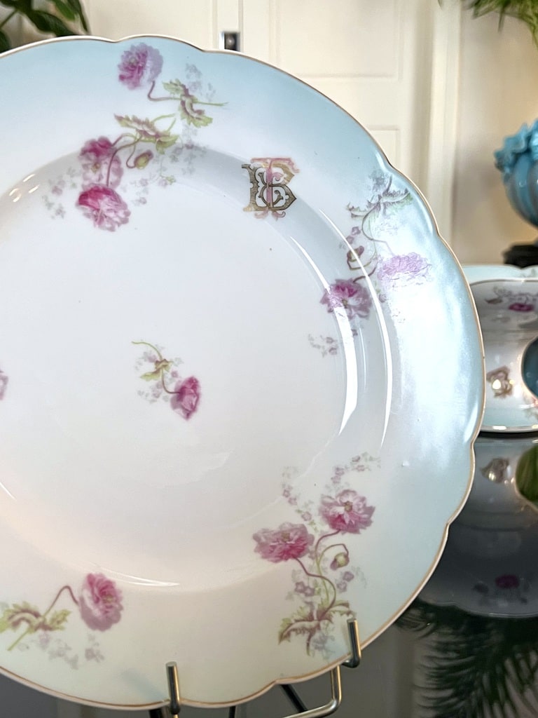 plat-de-service-porcelaine-ancienne-19e-siecle-monogrammes-art-de-la-table-antiquites-brocante-en-ligne