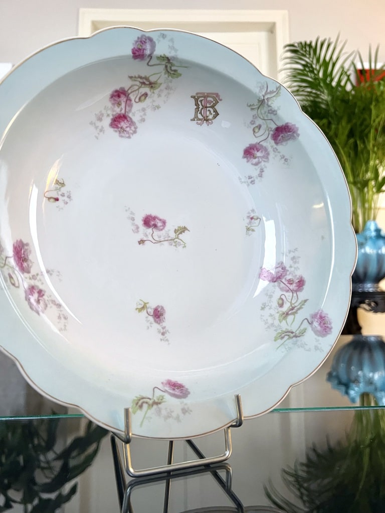 plat-de-service-ancien-porcelaine-monogrammes-or-fin-service-de-table-antiquites