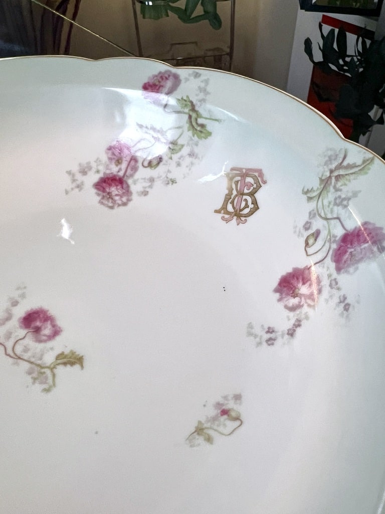 plat-de-service-porcelaine-ancienne-monogrammes-decor-fleurs-19e-siecle-antiquites-brocante