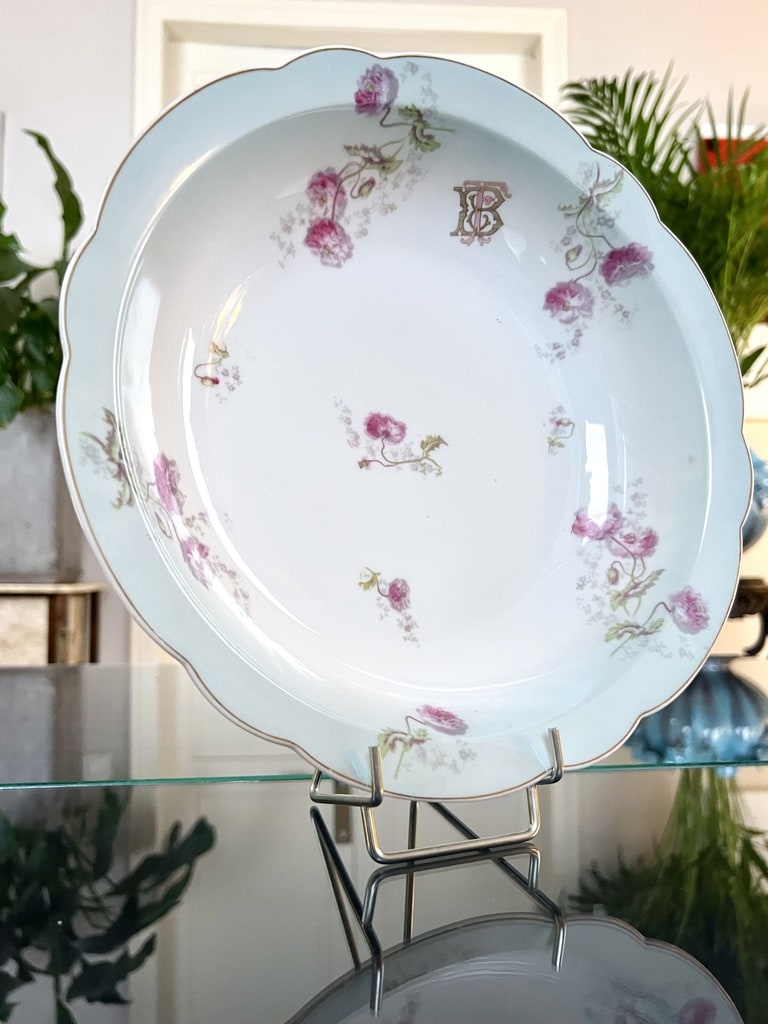 plat-de-service-en-porcelaine-vaisselle-ancienne-19e-siecle-monogrammes-art-de-la-table-antiquaire